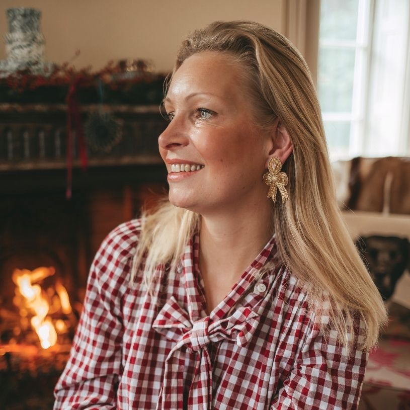 Festliche Soutacheohrringe als goldene Schleife