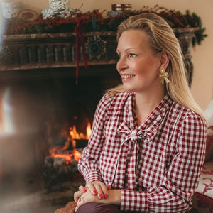 Festliche Soutacheohrringe als goldene Schleife