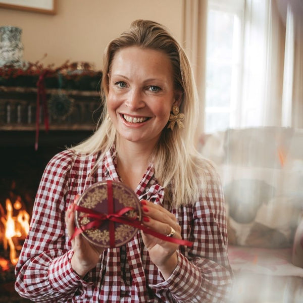 Festliche Soutacheohrringe als goldene Schleife