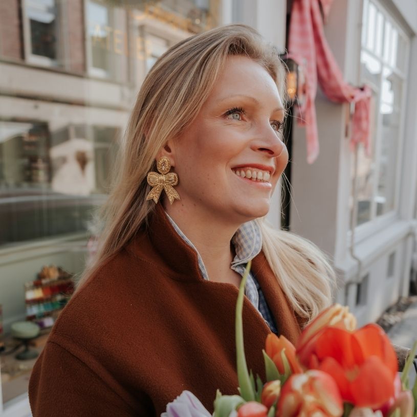 Festliche Soutacheohrringe als goldene Schleife