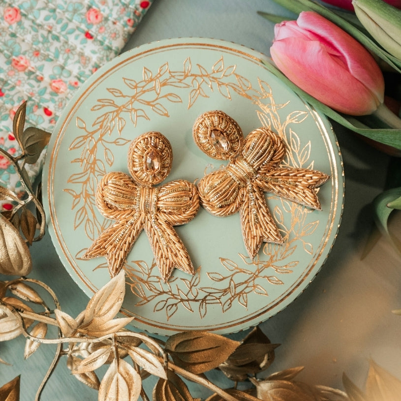 Soutacheohrringe als goldene Schleife