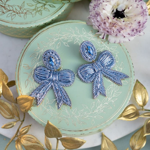 Zarte Soutacheohrringe als hellblaue Schleife