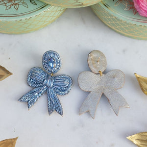 Zarte Soutacheohrringe als hellblaue Schleife