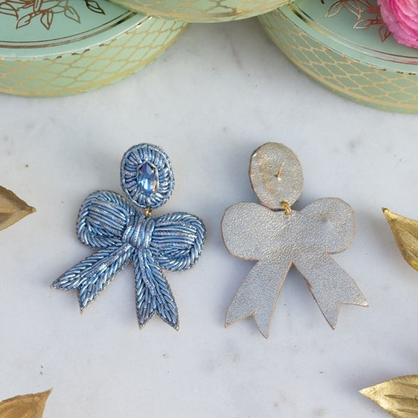 Zarte Soutacheohrringe als hellblaue Schleife