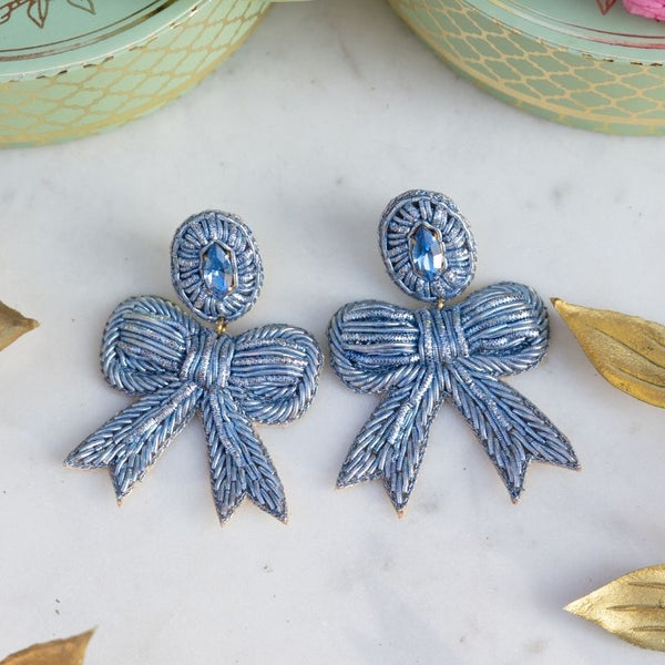 Zarte Soutacheohrringe als hellblaue Schleife