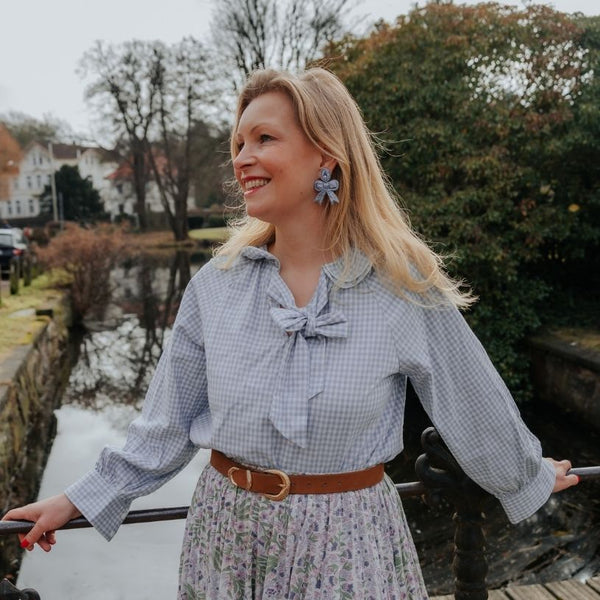 Zarte Soutacheohrringe als hellblaue Schleife