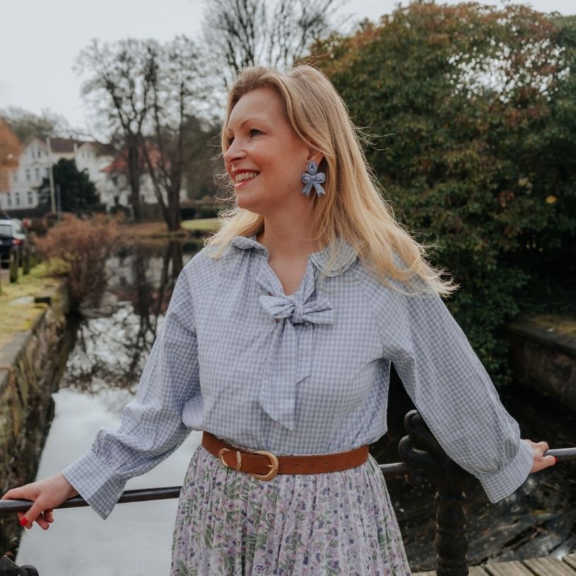 Zarte Soutacheohrringe als hellblaue Schleife