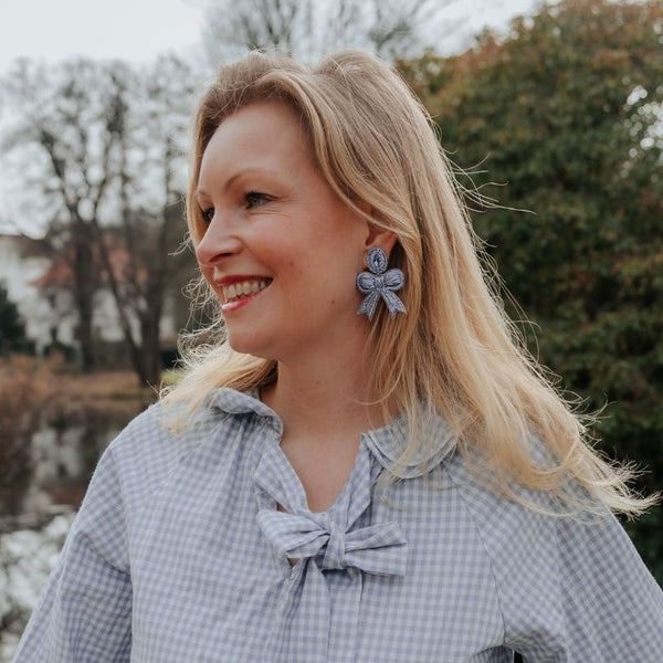 Zarte Soutacheohrringe als hellblaue Schleife