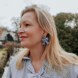 Zarte Soutacheohrringe als hellblaue Schleife