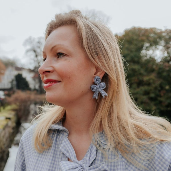 Zarte Soutacheohrringe als hellblaue Schleife