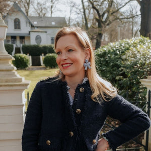 Zarte Soutacheohrringe als hellblaue Schleife