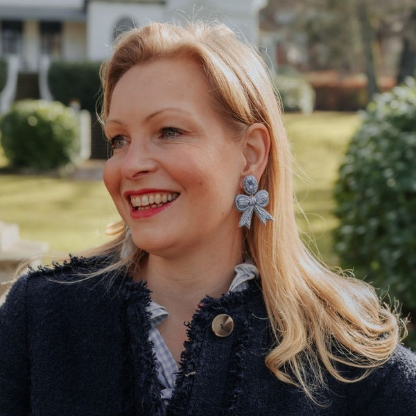 Zarte Soutacheohrringe als hellblaue Schleife