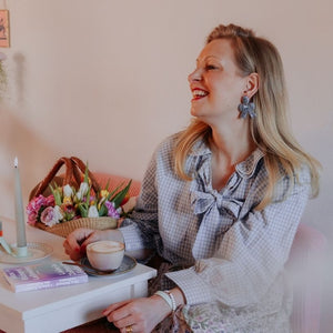 Zarte Soutacheohrringe als hellblaue Schleife