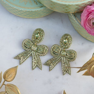 Zarte Soutacheohrringe als hellgrüne Schleife