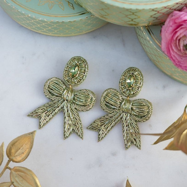 Zarte Soutacheohrringe als hellgrüne Schleife