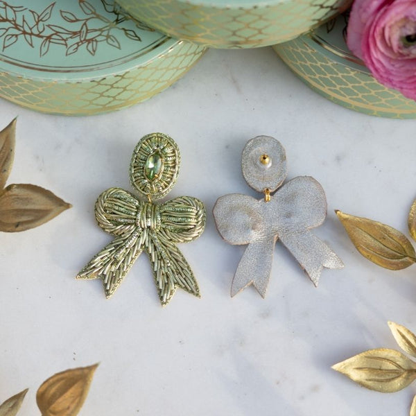 Zarte Soutacheohrringe als hellgrüne Schleife