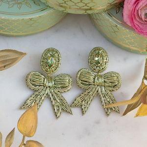 Zarte Soutacheohrringe als hellgrüne Schleife