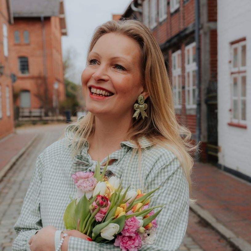 Zarte Soutacheohrringe als hellgrüne Schleife