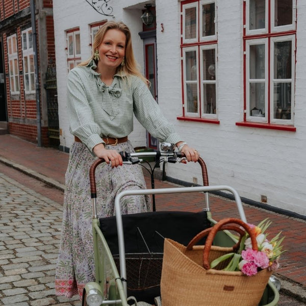 Zarte Soutacheohrringe als hellgrüne Schleife