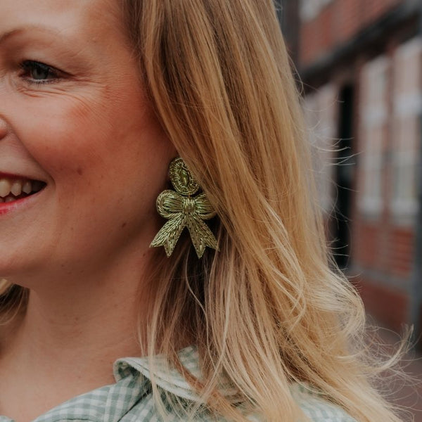 Zarte Soutacheohrringe als hellgrüne Schleife