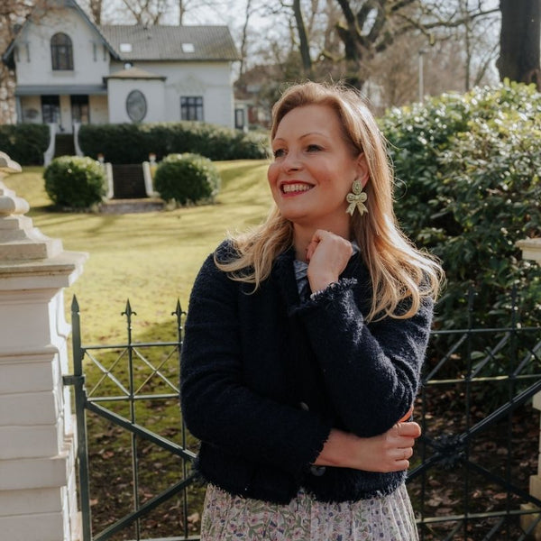 Zarte Soutacheohrringe als hellgrüne Schleife