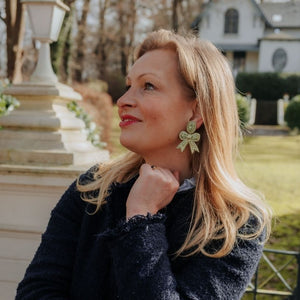 Zarte Soutacheohrringe als hellgrüne Schleife