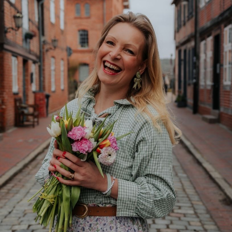 Zarte Soutacheohrringe als hellgrüne Schleife