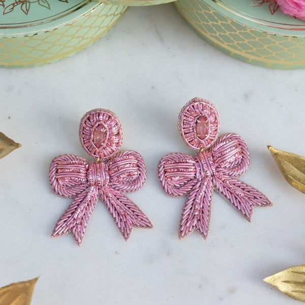 Zarte Soutacheohrringe als hellrosa Schleife