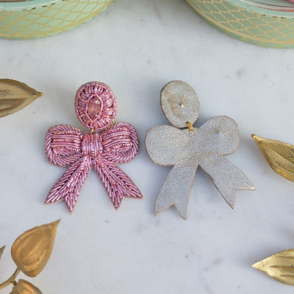 Zarte Soutacheohrringe als hellrosa Schleife