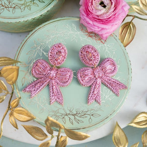 Zarte Soutacheohrringe als hellrosa Schleife