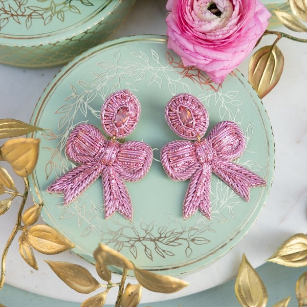 Zarte Soutacheohrringe als hellrosa Schleife
