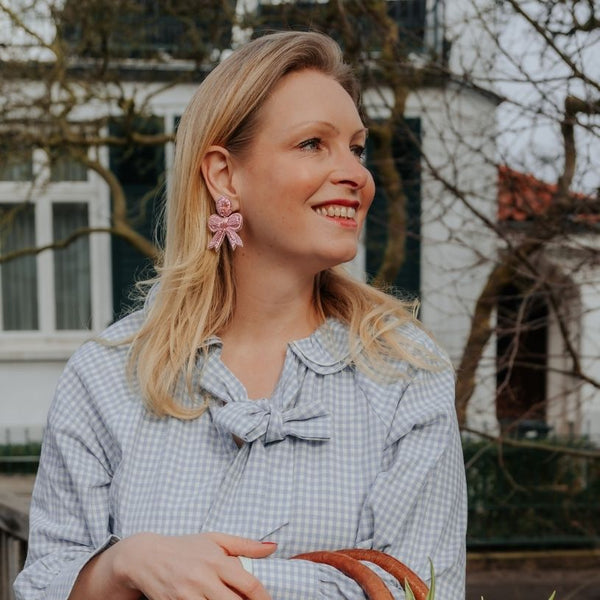 Zarte Soutacheohrringe als hellrosa Schleife