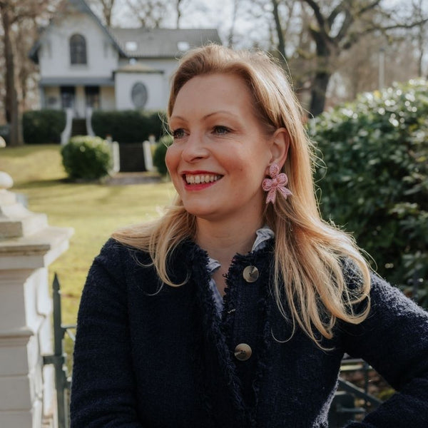 Zarte Soutacheohrringe als hellrosa Schleife