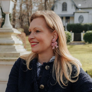 Zarte Soutacheohrringe als hellrosa Schleife