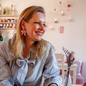 Zarte Soutacheohrringe als hellrosa Schleife