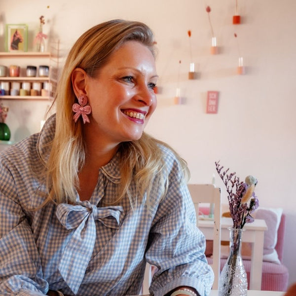 Zarte Soutacheohrringe als hellrosa Schleife