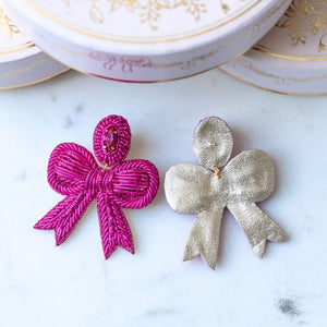 Festliche Soutacheohrringe als pinke Schleife