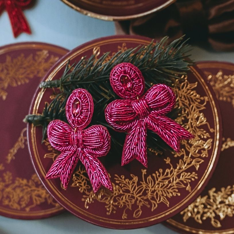 Festliche Soutacheohrringe als pinke Schleife