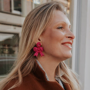 Festliche Soutacheohrringe als pinke Schleife