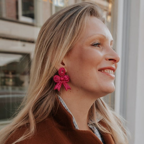Festliche Soutacheohrringe als pinke Schleife