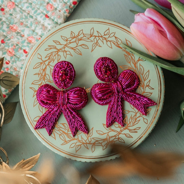 Soutacheohrringe als pinke Schleife