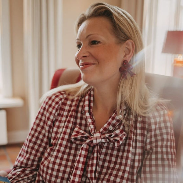 Festliche Soutacheohrringe als rote Schleife