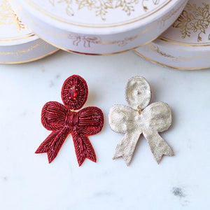 Festliche Soutacheohrringe als rote Schleife