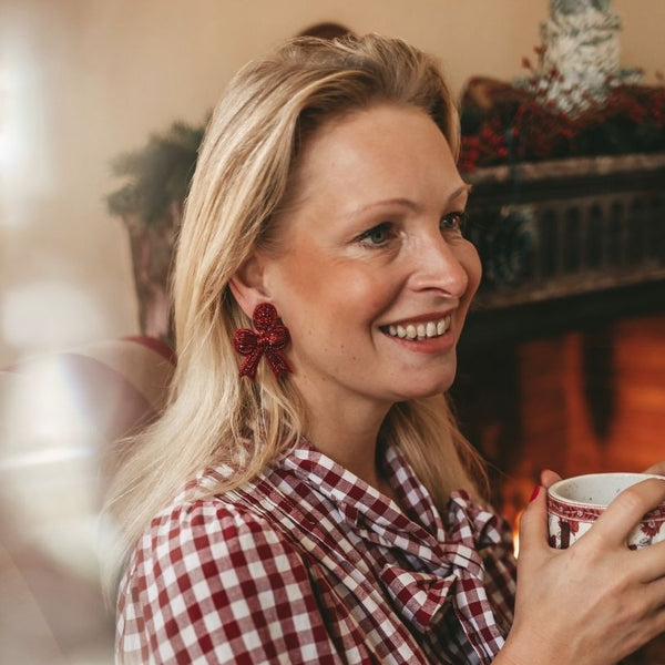 Festliche Soutacheohrringe als rote Schleife