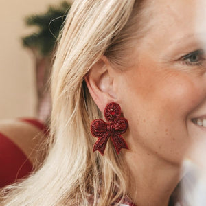 Festliche Soutacheohrringe als rote Schleife