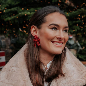 Festliche Soutacheohrclips als rote Schleife