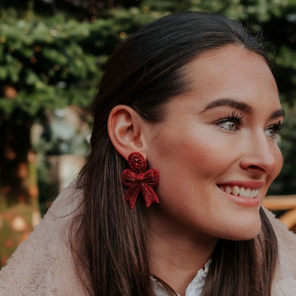 Festliche Soutacheohrringe als rote Schleife