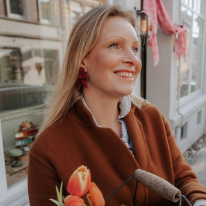 Festliche Soutacheohrringe als rote Schleife