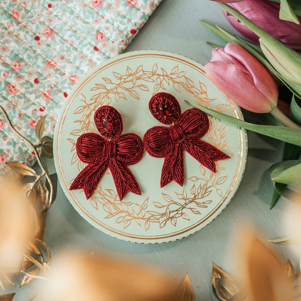 Soutacheohrringe als rote Schleife