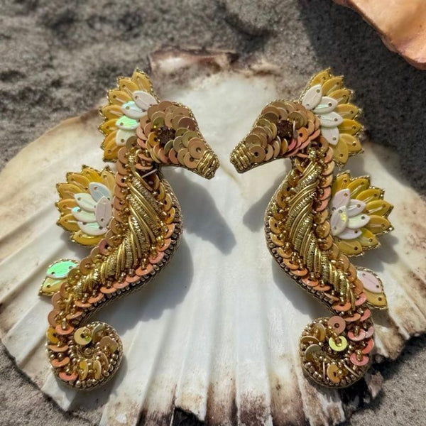 Elegante Soutache-Ohrringe als goldfarbenes Seepferd
